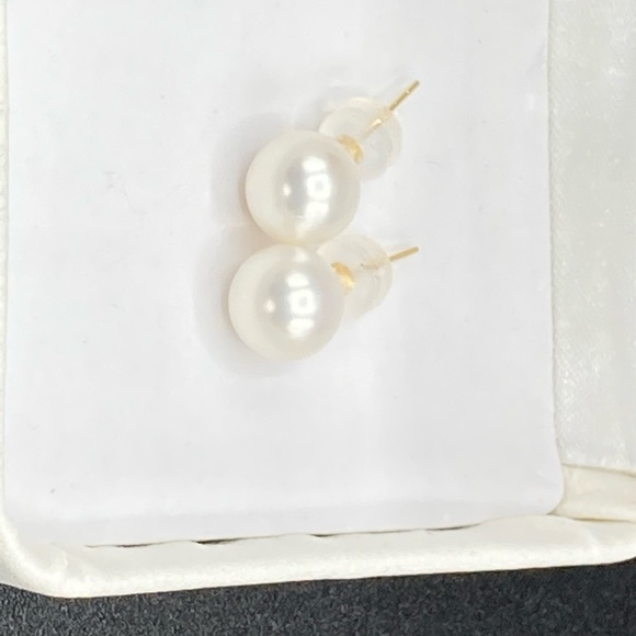 18k Yellow Gold Freshwater Pearl Stud Earrings 7mm - Picture 4 of 5